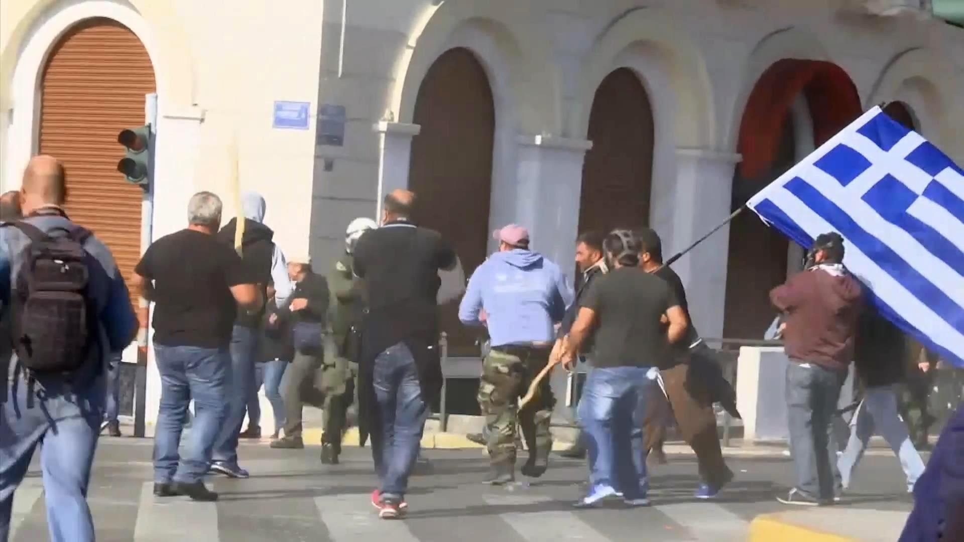 В центре Афин фермеры устроили массовое побоище В центре Афин фермеры устроили массовое побоище