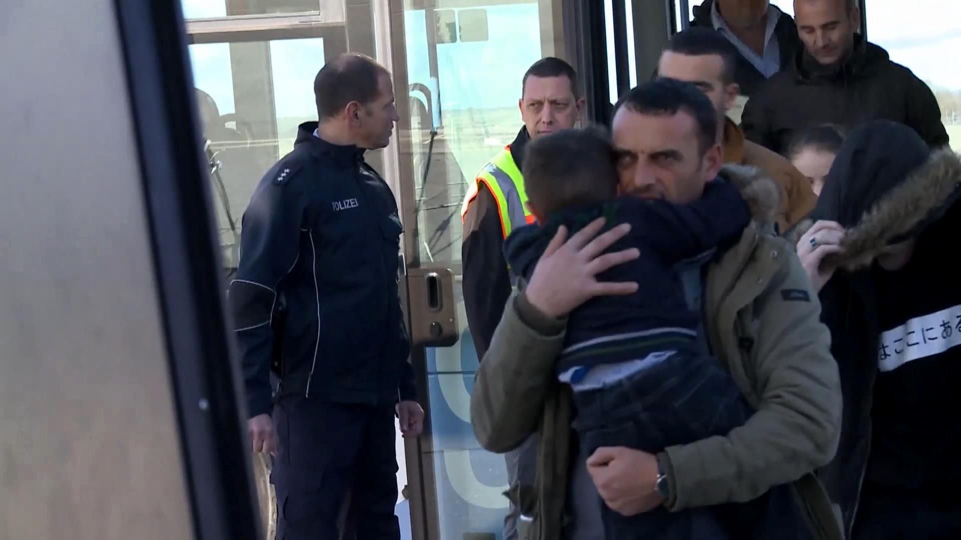 Німеччина вислала близько сотні біженців балканських країн Німеччина вислала близько сотні біженців балканських країн