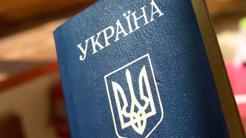 Порошенко збирається змінити у паспортах російську мову на англійську