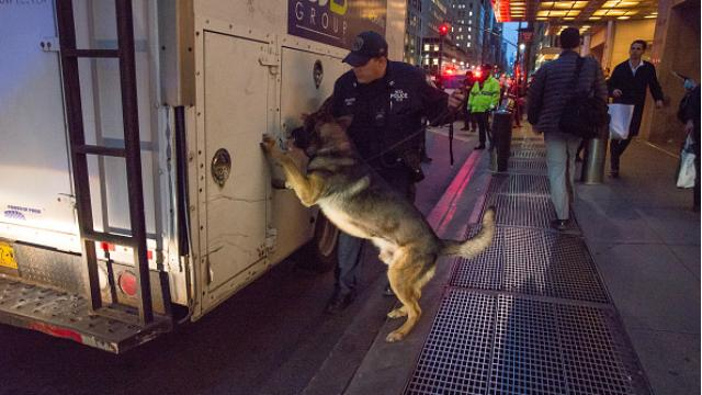 Появилось новое видео атаки террористов в ресторане в Париже