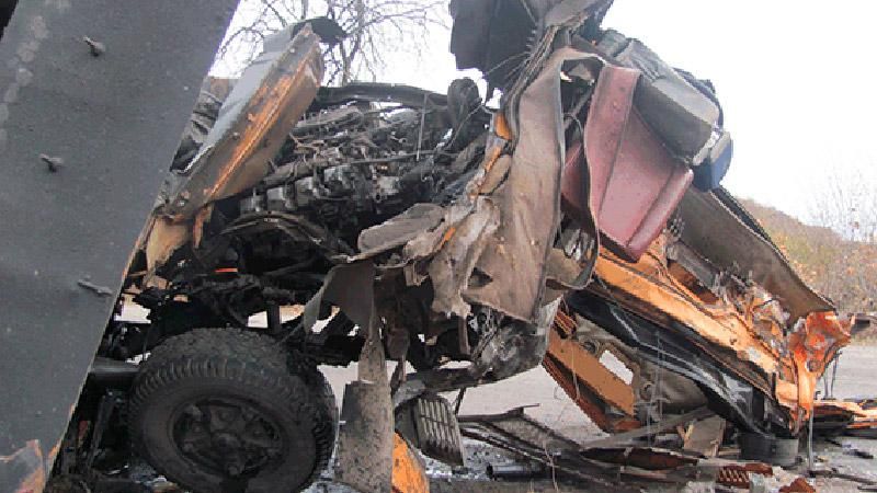 Появились фото аварии с военными: КамАЗ превратился в металлолом