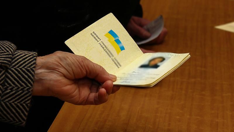 Яка мова окрім української має бути у паспорті? Ваша думка