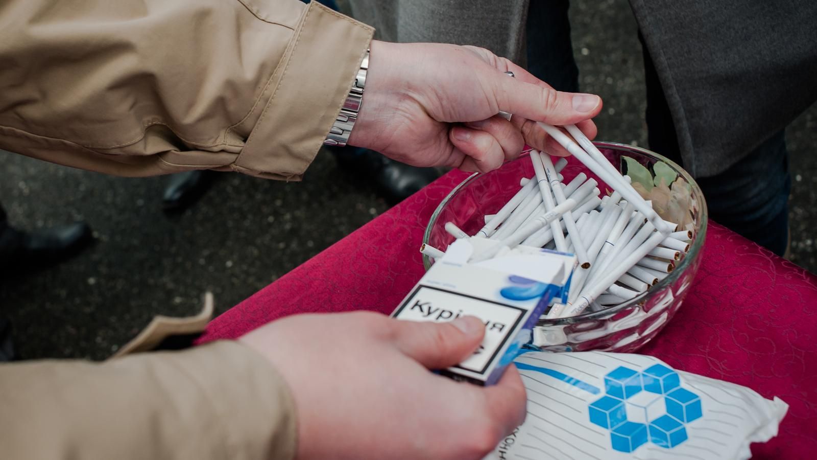 У Києві провели театралізовану акцію про шкоду ароматизованих цигарок У Києві провели театралізовану акцію про шкоду ароматизованих цигарок