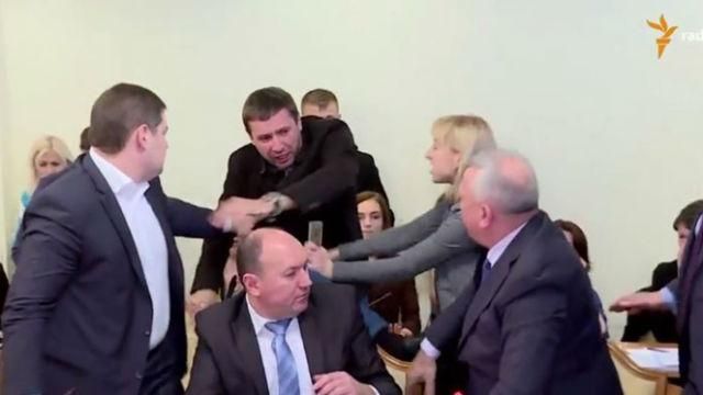 ТОП-новини. Парасюк брутально побив СБУшника, дуже дивний пам’ятник терористів ТОП-новини. Парасюк брутально побив СБУшника, дуже дивний пам’ятник терористів