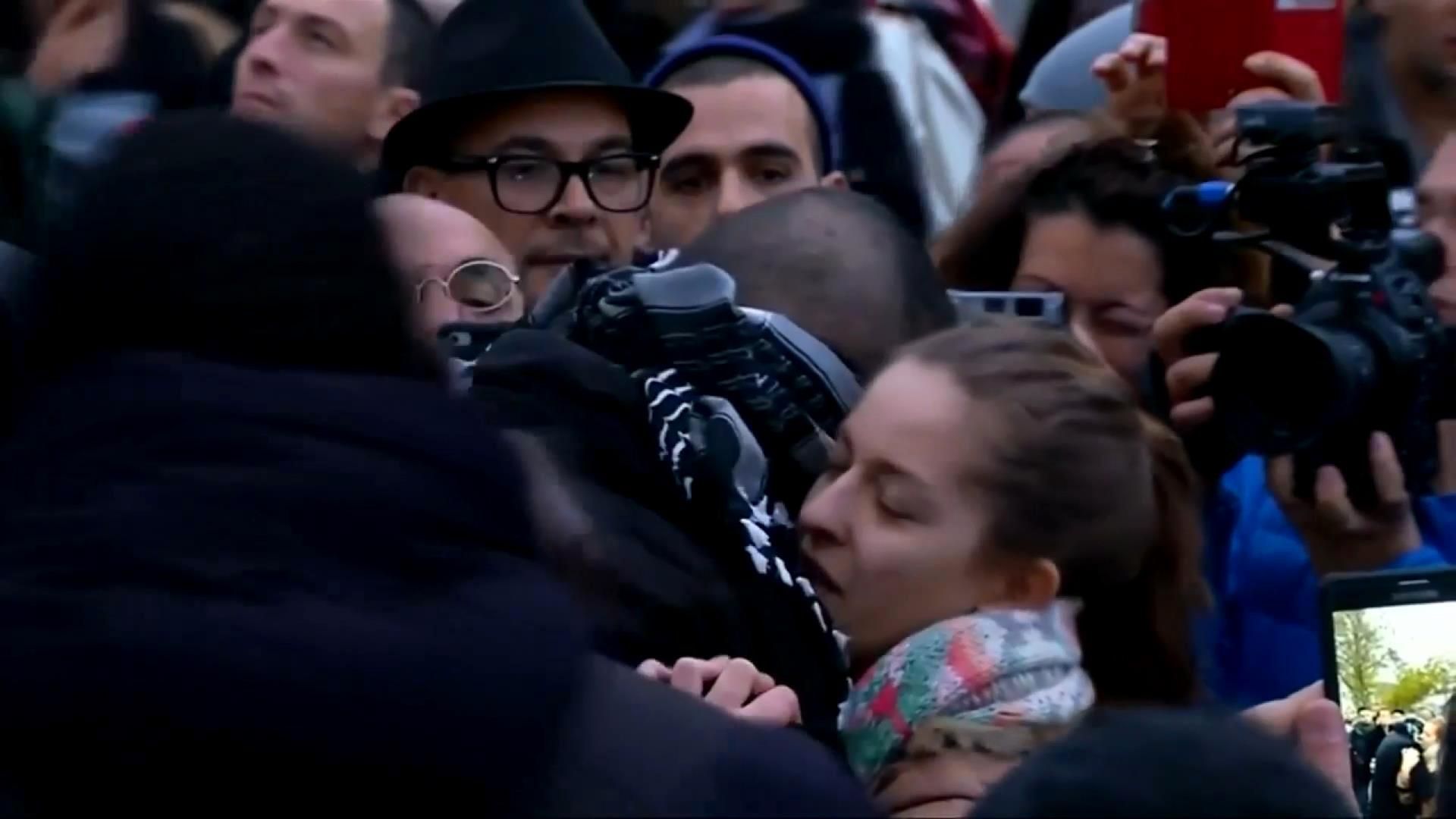 Мережу вразило відео, на якому мусульманин пропонує обійми французам