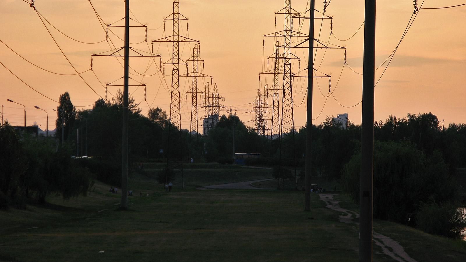 Недалеко от границы с Крымом повредили две опоры линии электропередач Недалеко от границы с Крымом повредили две опоры линии электропередач