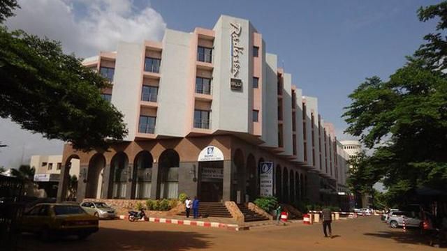 В Мали террористы захватили 170 заложников в отеле Radisson, есть жертвы В Мали террористы захватили 170 заложников в отеле Radisson, есть жертвы