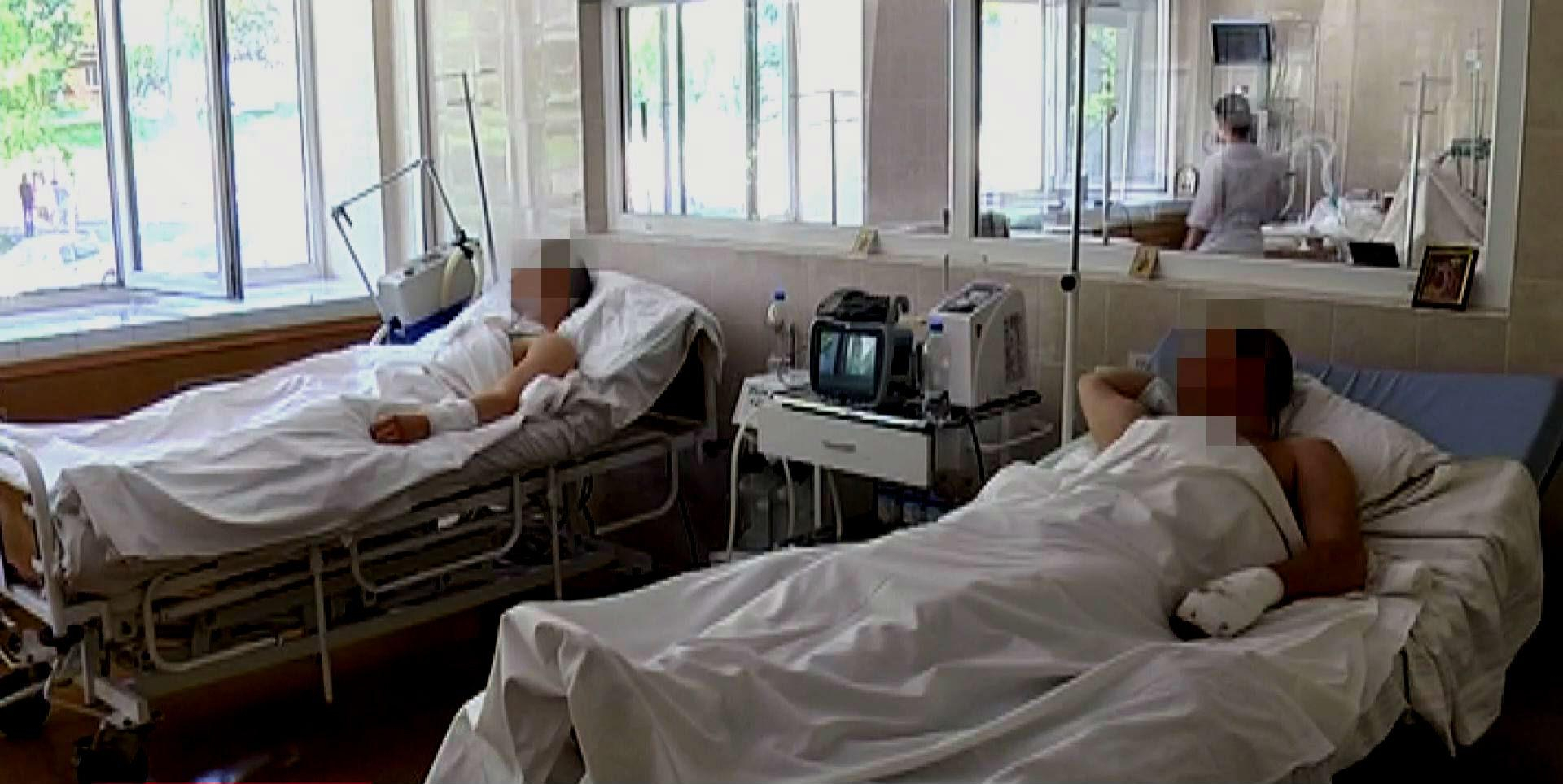 Раненого из зоны АТО в тяжелом состоянии отправили поездом в госпиталь