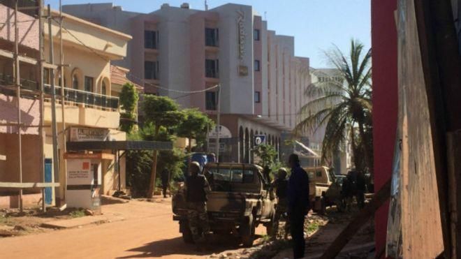 Вбили щонайменше одного американця під час теракту у Малі (18+)