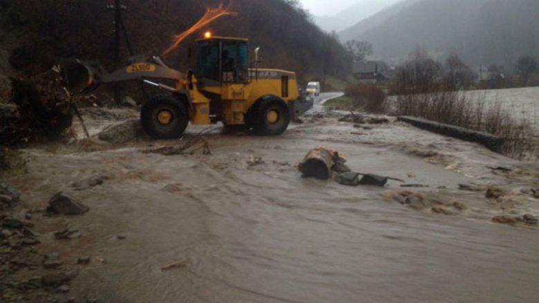 Висока вода на Закарпатті: на окремих ділянках дороги "Мукачеве-Львів" рух неможливий