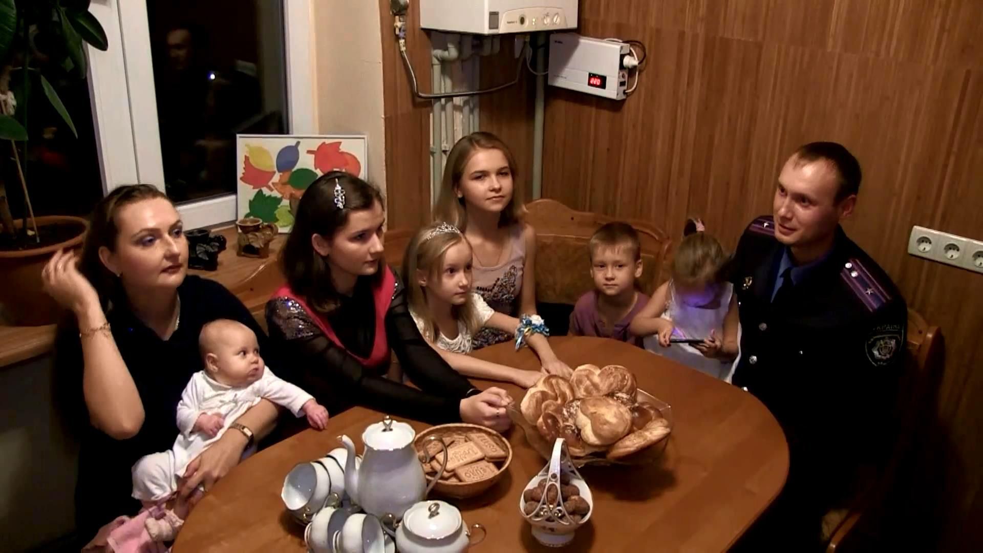 Отец-рекордсмен и необычный милиционер собрался в полицию в Херсоне Отец-рекордсмен и необычный милиционер собрался в полицию в Херсоне