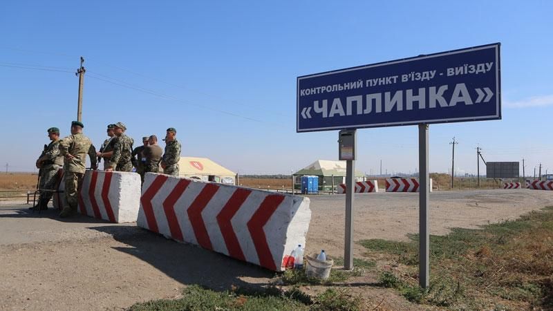Вооруженные силовики штурмуют участников блокады Крыма