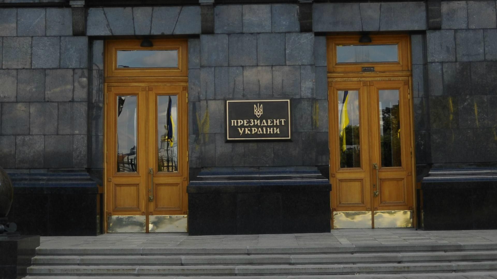 Під Адміністрацію Президента вже сходяться мітингарі на захист блокади Криму