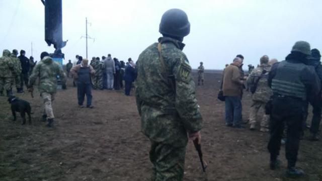 Активісти пустили електриків до пошкоджених опор поблизу Криму