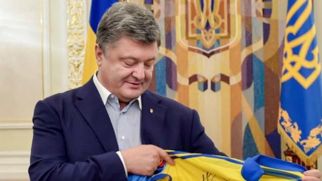 Страна нуждается в победах: Порошенко получил необычный подарок от футболистов