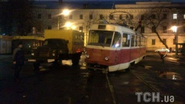 В Киеве трамвай "растерял" свои колеса