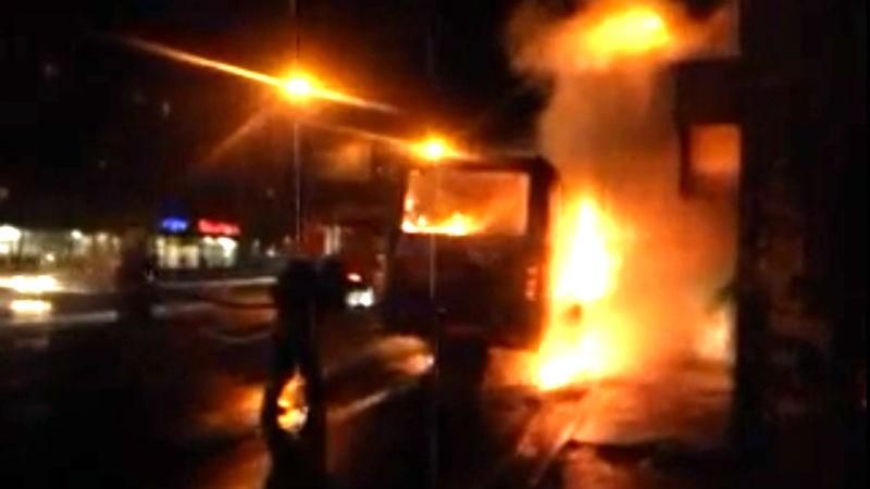Женщина бросила коктейль Молотова в автобус. Транспорт выгорел дотла