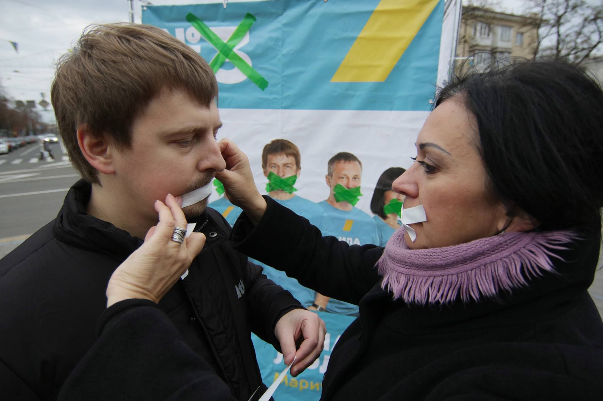 Маріупольці заклеїли собі роти Маріупольці заклеїли собі роти