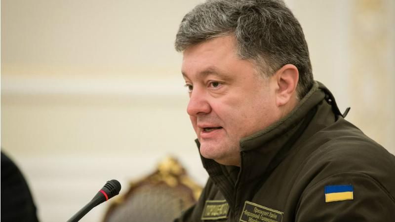 Порошенко поручил временно приостановить грузовое сообщение с Крымом