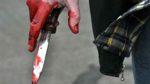 Парень кухонным ножом вспорол живот брату Парень кухонным ножом вспорол живот брату