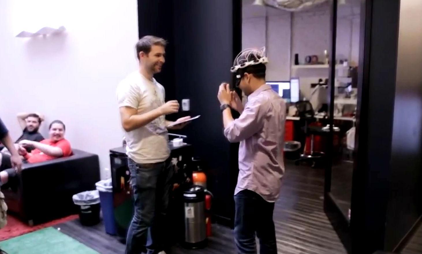 Нова "жабка"-смартфон від Samsung, "розумний" обруч для незрячих Нова "жабка"-смартфон від Samsung, "розумний" обруч для незрячих