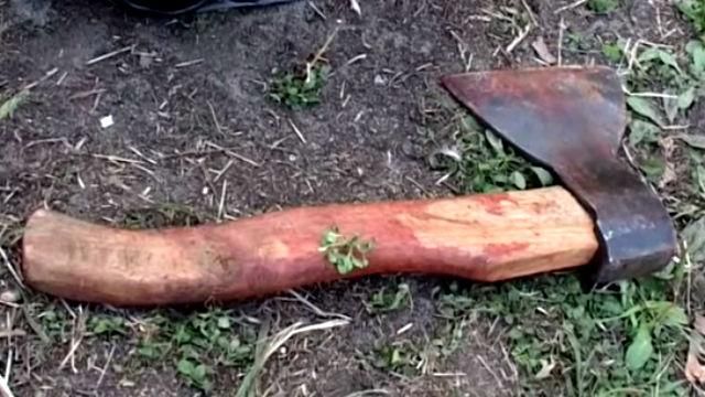 Жінка зарубала свого чоловіка, бо їй набридло за ним доглядати Жінка зарубала свого чоловіка, бо їй набридло за ним доглядати