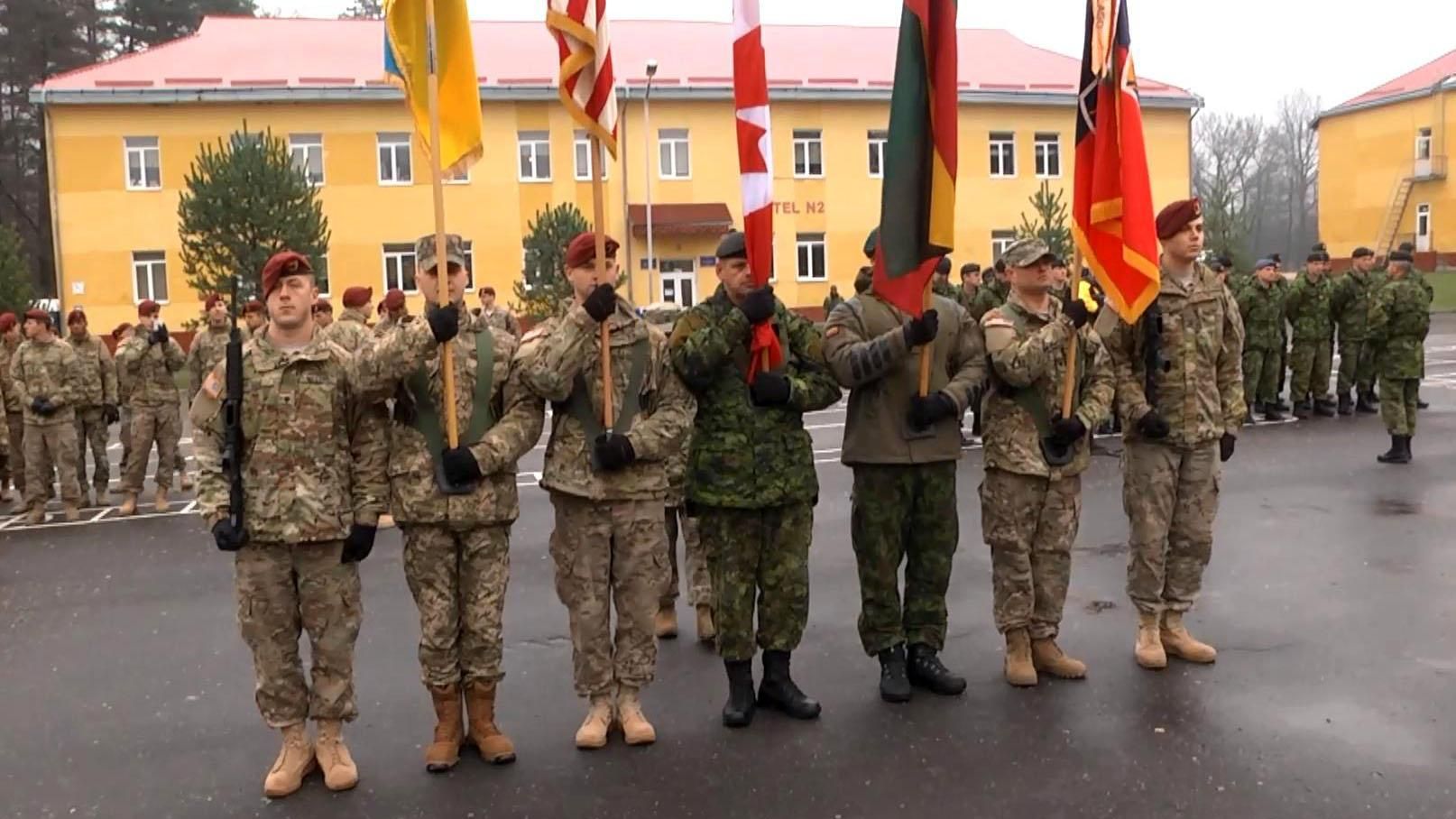 Военные из США приехали в Украину на учебу с подарком