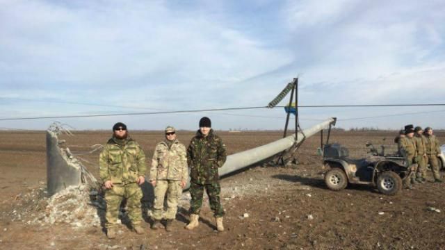 Активісти відійшли від підірваних опор біля Чаплинки: небезпечні ділянки оточили силовики Активісти відійшли від підірваних опор біля Чаплинки: небезпечні ділянки оточили силовики