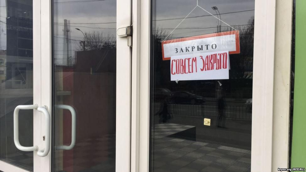 Крым во тьме: магазины пустые, но свет для рекламы Путина есть