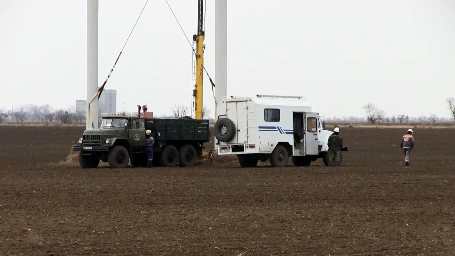 Ремонтники начали менять разрушенную опору линии передач в Херсонской области