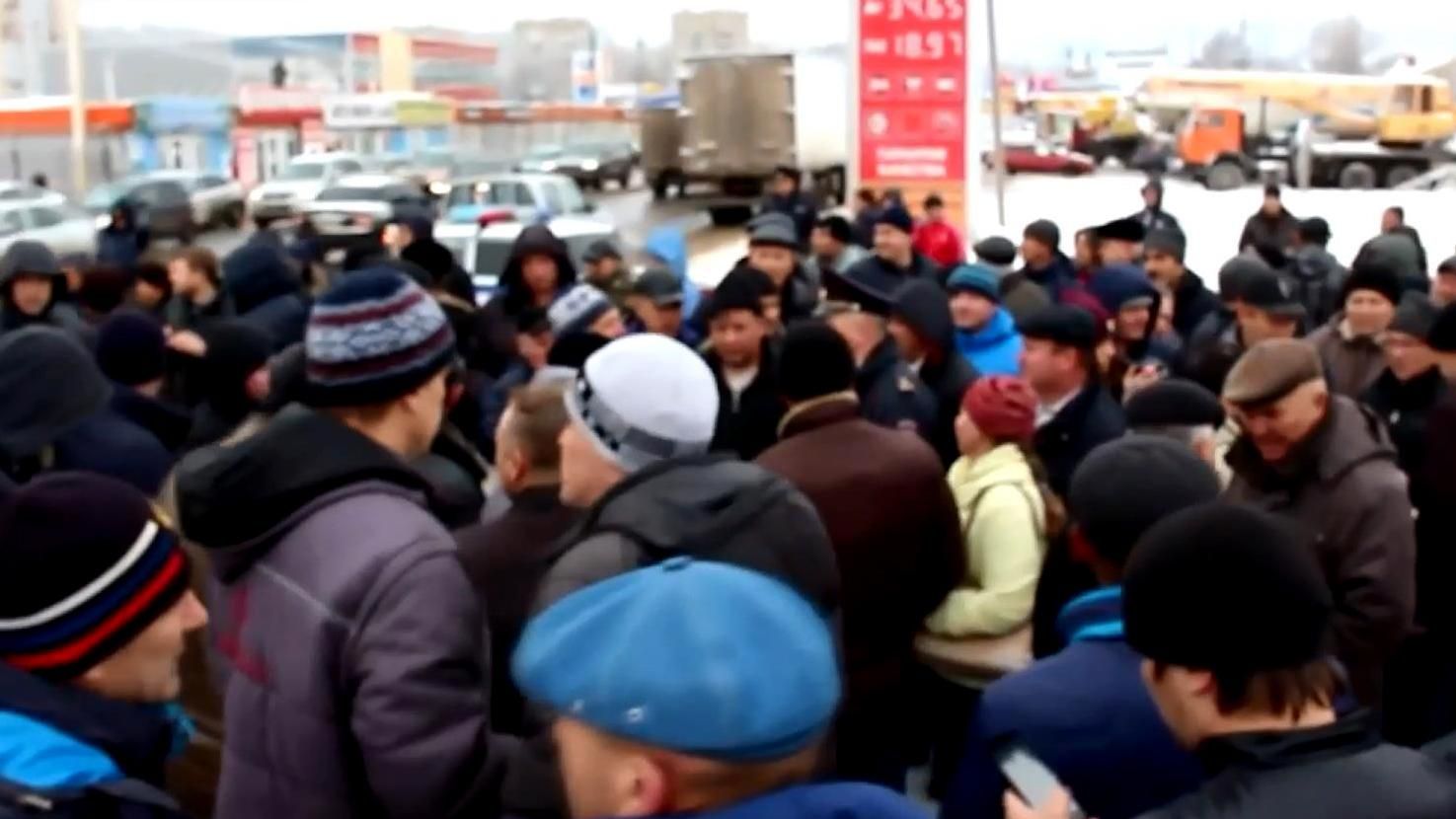 Российские дальнобойщики собрались идти маршем на Москву Российские дальнобойщики собрались идти маршем на Москву