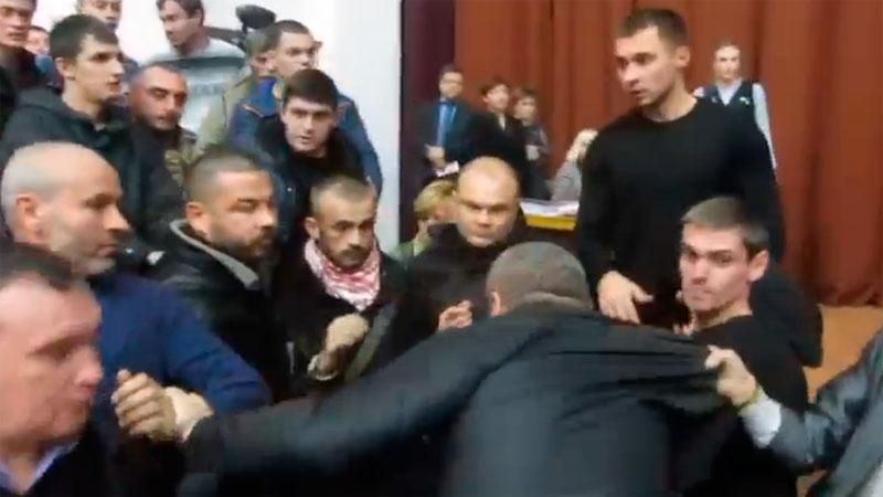 Депутаты по-полтавски: неприличные жесты и драка на заседании Депутаты по-полтавски: неприличные жесты и драка на заседании