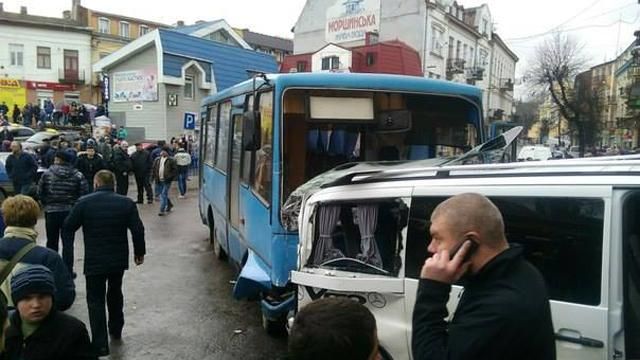 Масова ДТП на Тернопільщині: не розминулись автобус та 4 автомобілі