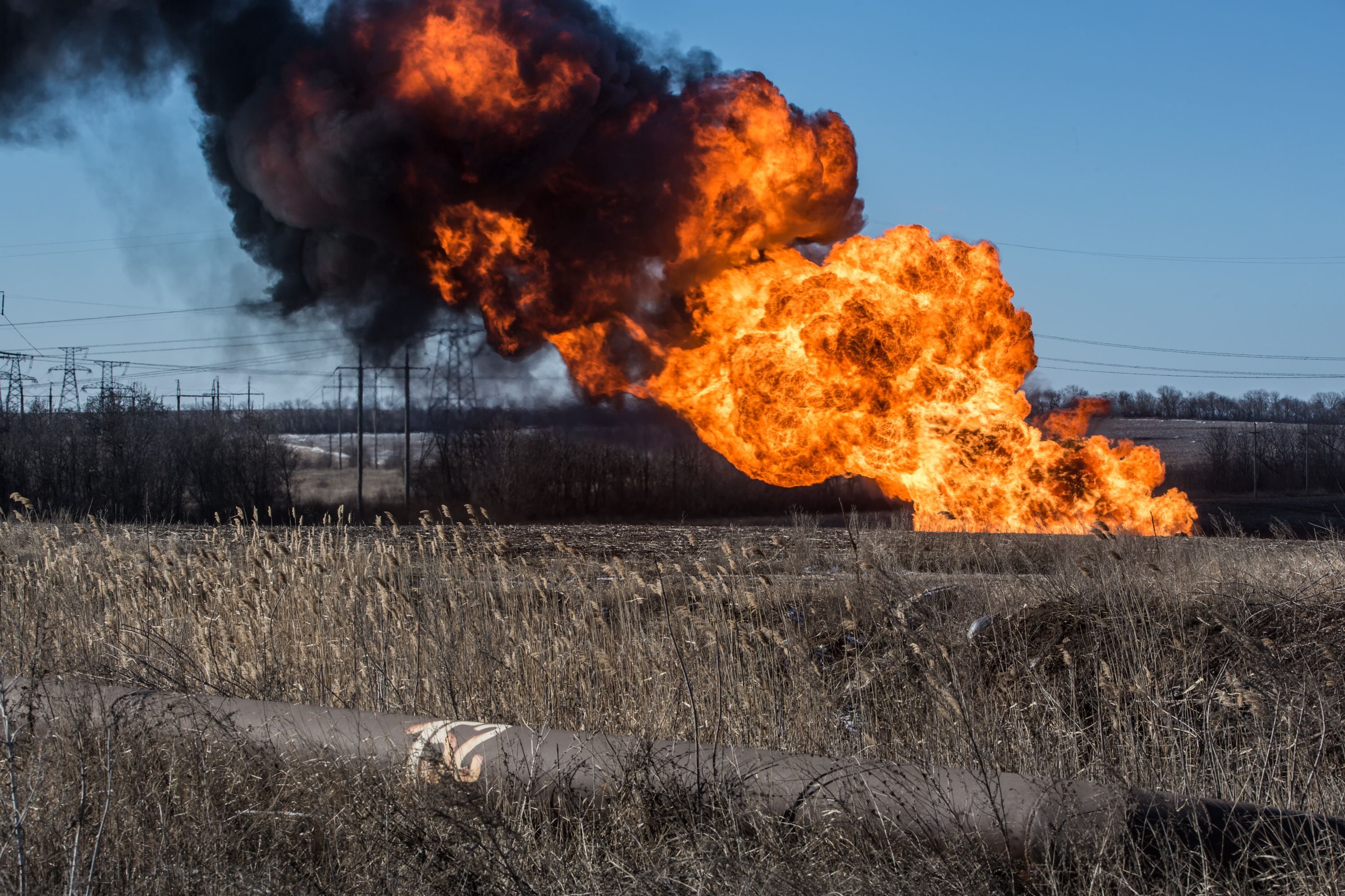 Горящий газопровод. Донбасс в огне. Газовая труба горит. Донецк в огне картинки.