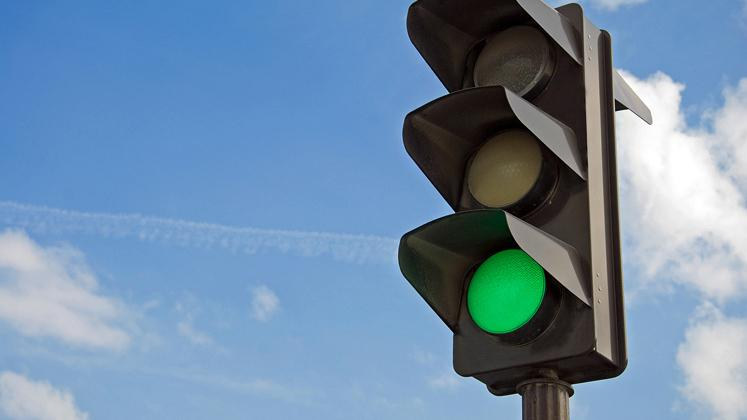 В Харькове водитель ночью не разминулся со светофором