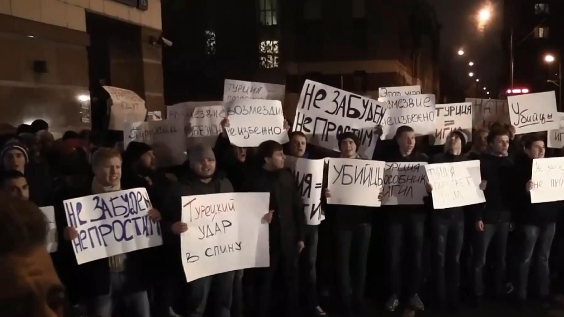 Возмущенные москвичи пикетировали турецкое посольство Возмущенные москвичи пикетировали турецкое посольство