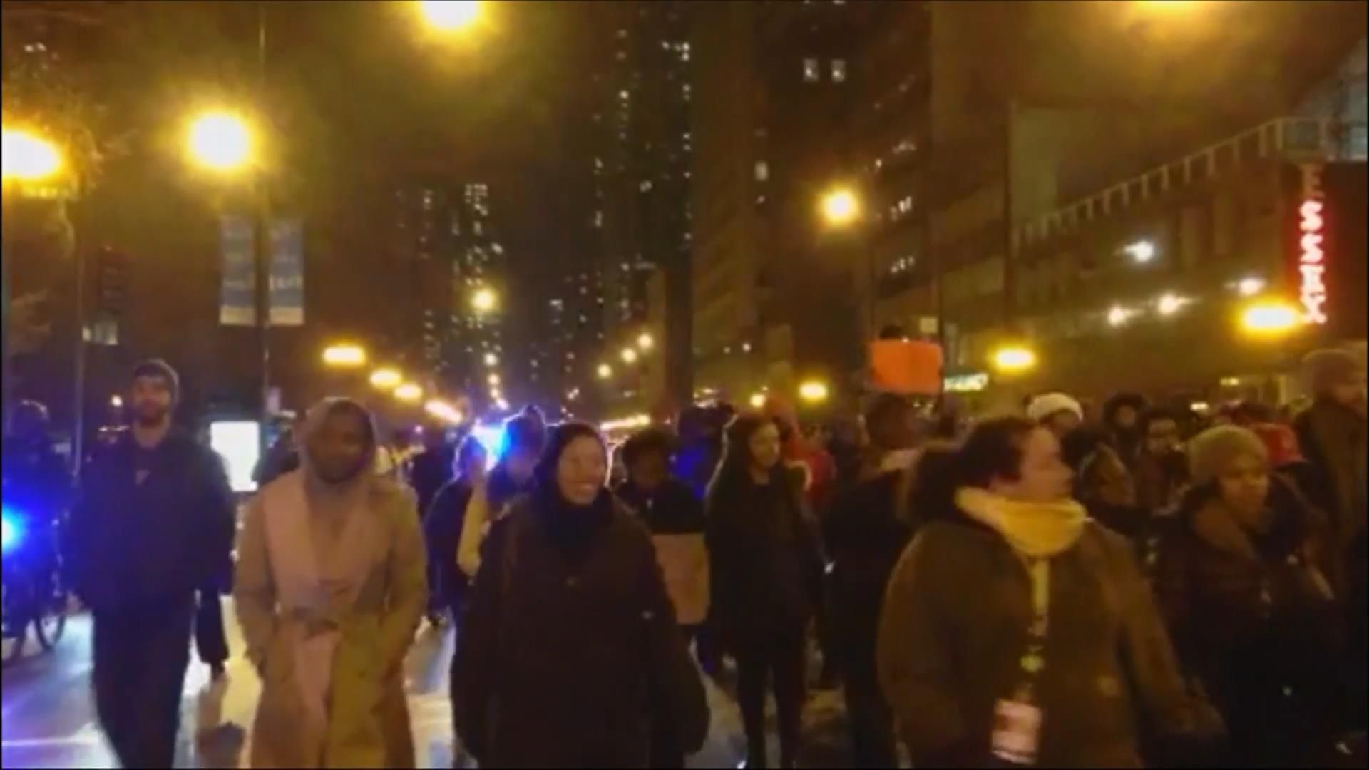 Американцы вышли на протест из-за убийства чернокожего подростка Американцы вышли на протест из-за убийства чернокожего подростка