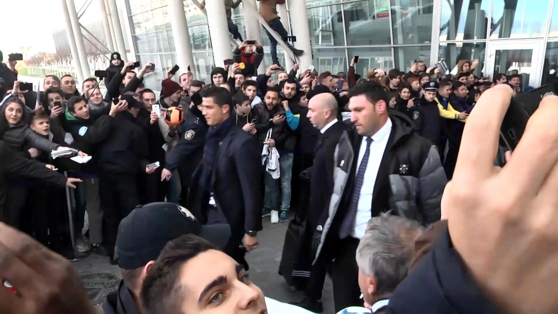 Львов ожидает настоящее "безумие" — фанаты встретили "Реал" Львов ожидает настоящее "безумие" — фанаты встретили "Реал"