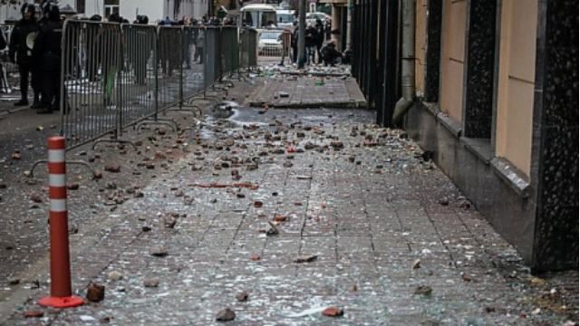 Посольство Турции в Москве атаковали бутылками и камнями