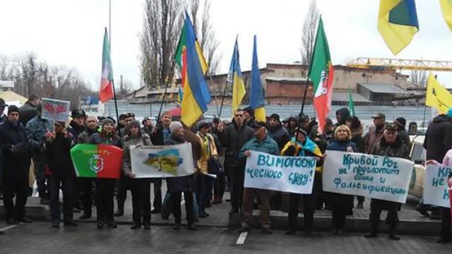 В Днепропетровске толкотня: суд решает судьбу выборов в Кривом Роге