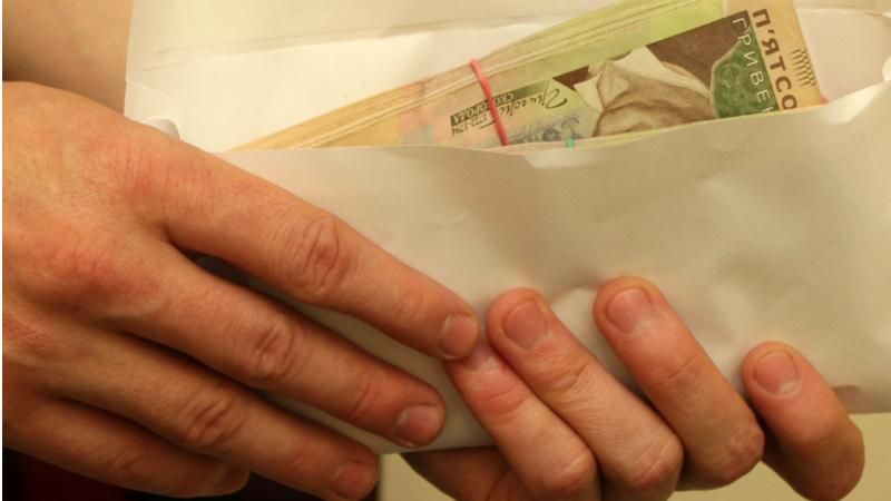 Американец пытался дать украинским пограничникам взятку Американец пытался дать украинским пограничникам взятку