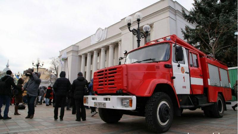 Журналістів з Ради вигнали на вулицю: опубліковані фото  