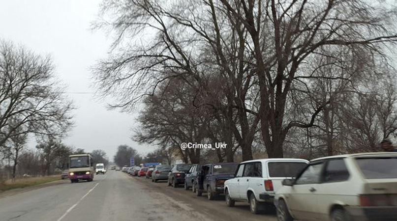 15 годин у черзі: нові вражаючі фото з кримських заправок 15 годин у черзі: нові вражаючі фото з кримських заправок