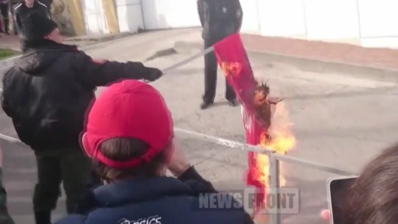Российские казаки сожгли флаг Турции