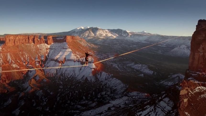 Відео, яке вражає: екстремал пройшов по тросу між скелями Відео, яке вражає: екстремал пройшов по тросу між скелями