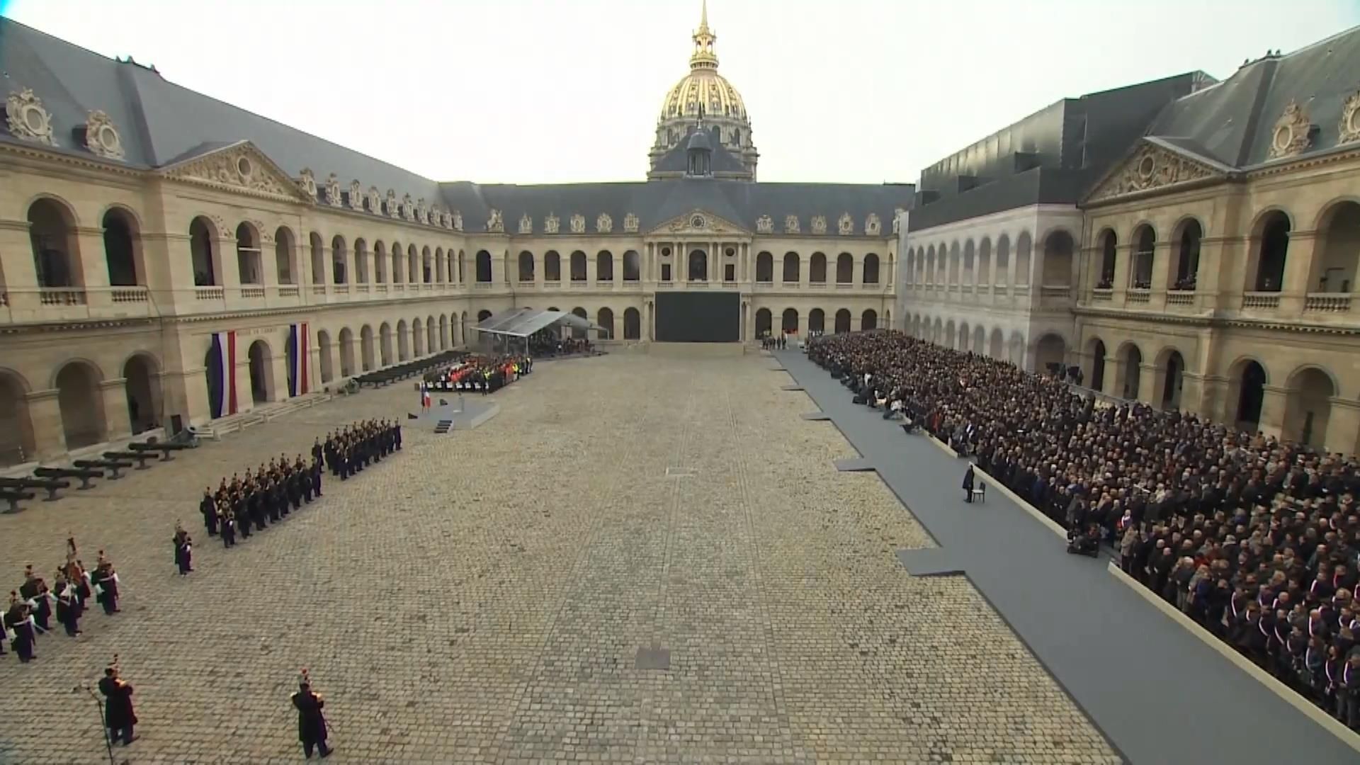 Французы на самом высоком уровне почтили память погибших в парижских терактах