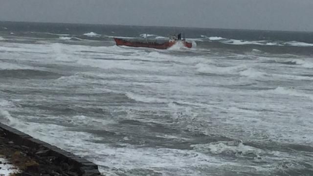 Російський корабель залив нафтопродуктами берег Сахаліну Російський корабель залив нафтопродуктами берег Сахаліну