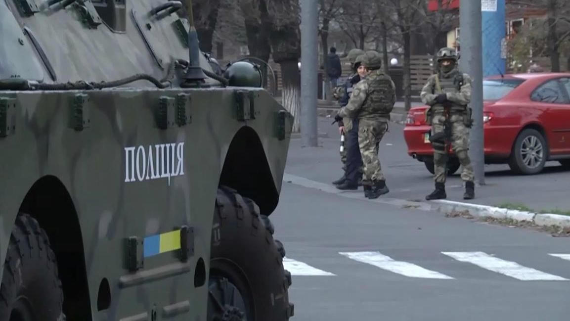 На улицы Красноармейска и Мариуполя выведены отряды спецназовцев
