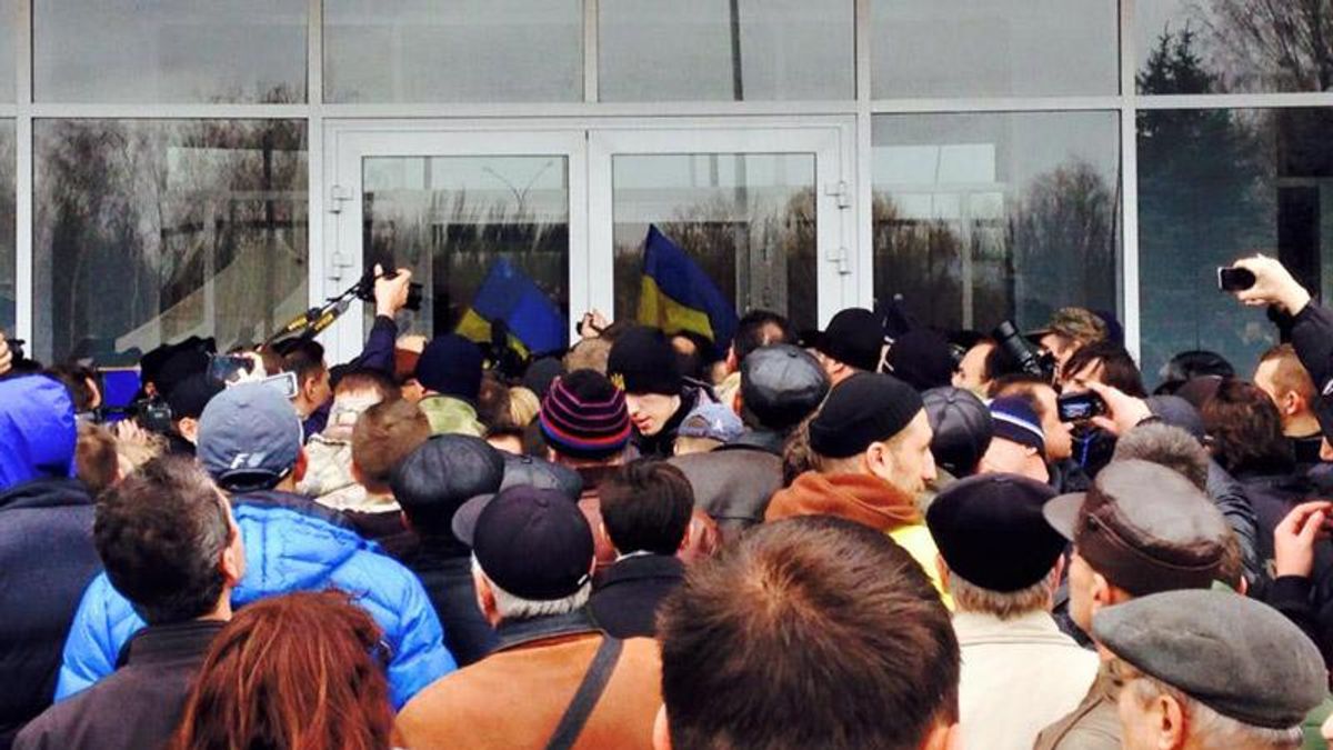 До Кривого Рогу з'їхалися "тітушки" зі всього регіону До Кривого Рогу з'їхалися "тітушки" зі всього регіону