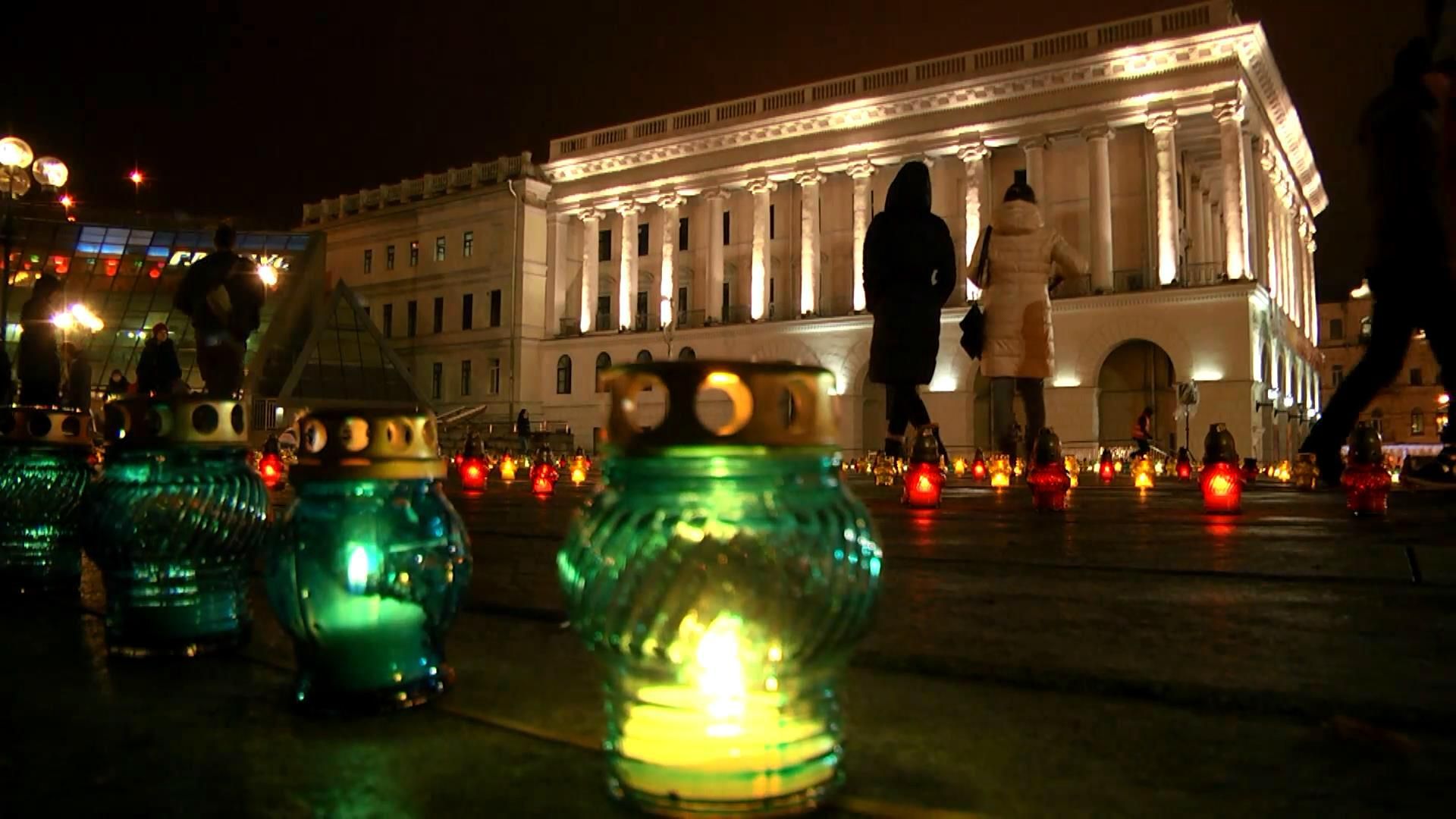 Ночью на Майдане Независимости почтили еще одну трагическую дату Ночью на Майдане Независимости почтили еще одну трагическую дату